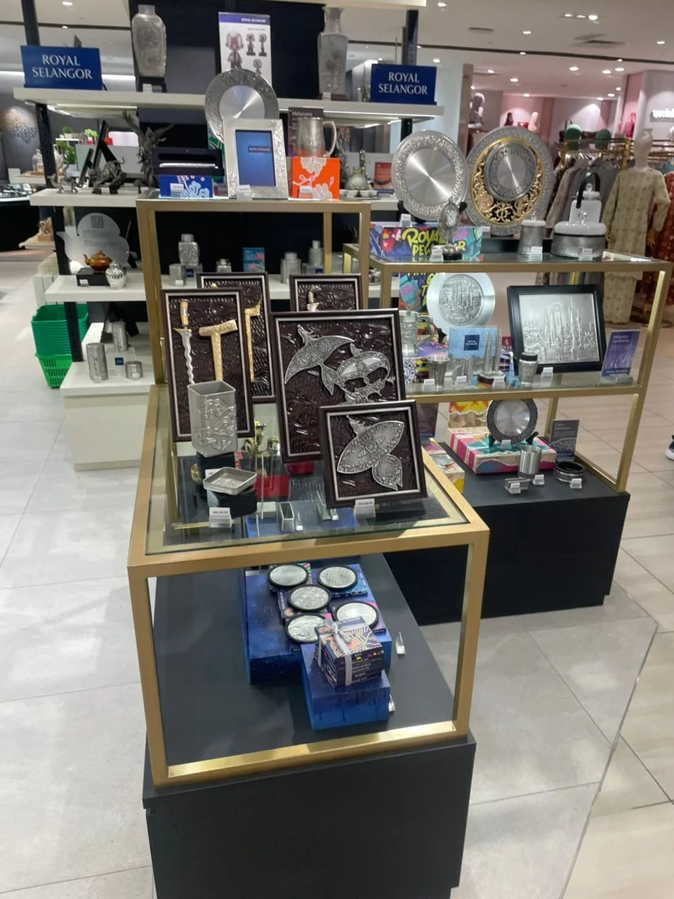 Royal Selangor figuriner og veggkunst i glassmontere